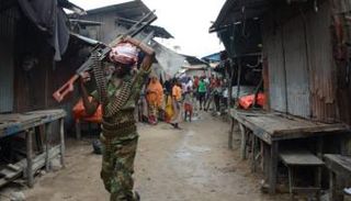 جندي صومالي في أحد أسواق العاصمة مقديشو - أ.ف.ب