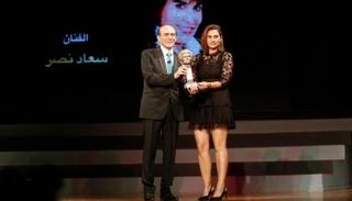 ابنة الفنانة سعاد نصر تتسلم تكريم والدتها