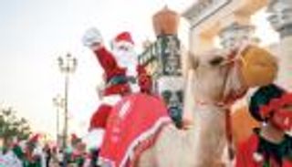 بابا نويل يتجول على ظهر جمل في القرية العالمية بدبي 