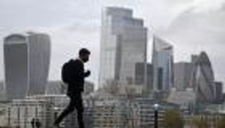 خارج السيطرة.. السلالة الجديدة للفيروس تعزل بريطانيا