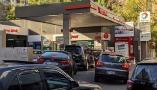 سيارات تصطف أمام محطة وقود في بيروت