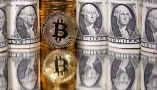 بيتكوين تهبط أمام الدولار