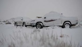 الثلج يغطي السيارات في مدينة تبوك - صورة أرشيفية