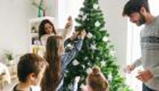 تزيين شجرة الكريسماس مبكرا.. طريقة مثالية للشعور بالسعادة