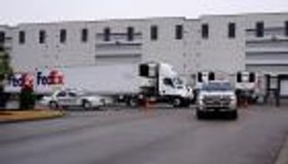 تحت حراسة مشددة.. بدء نقل مصل "موديرنا" للمستشفيات الأمريكية