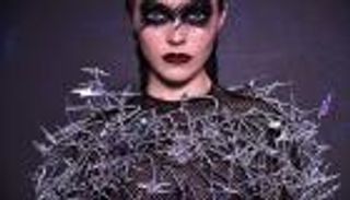 فساتين بمسامير وأسلاك.. أحدث صيحات الموضة في تايوان