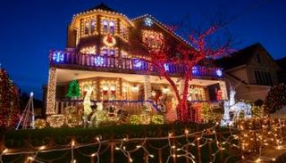 منزل مزين بأنوار الميلاد في حي دايكر هايتس