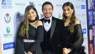 أحمد زاهر يتوسط ليلى وملك
