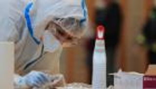 أطباء عن سلالة كورونا الجديدة: ليست أكثر عدوانية