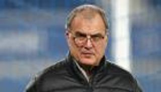 رغم سداسية مانشستر يونايتد.. بيلسا يرفض تغيير فلسفته