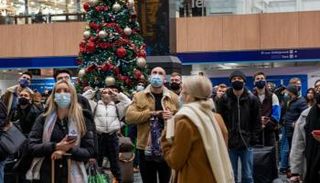  ركاب في محطة يوستون الليلة الماضية ينتظرون مغادرة لندن