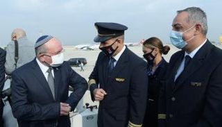 قائد الطائرة مع رئيس الوفد الإسرائيلي مائير بن شبات