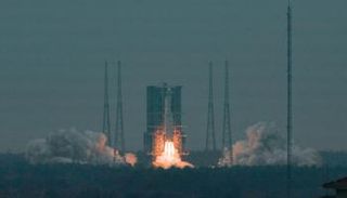 الصين تطلق الصاروخ 