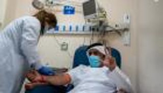 التطعيم ضد كورونا في الإمارات.. اللقاحات والفاعلية والفئات