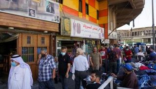 مواطنون عند مدخل شارع الرشيد ببغداد