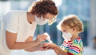 علماء يؤكدون أن الأطفال معرضون للإصابة بسلالة كورونا الجديدة مثل الكبار