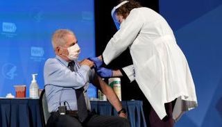 فاوتشي أثناء تلقيه جرعة أولى من لقاح موديرنا