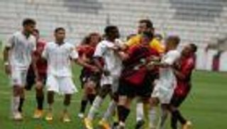 بالفيديو.. معركة شرسة في ملعب بالبرازيل 