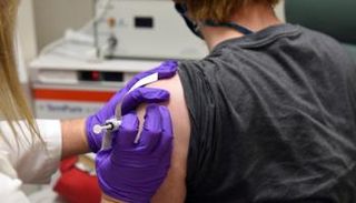 شخص يتلقى لقاحا تجريبيا ضد كورونا