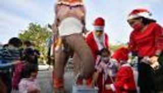 بالصور.. أفيال توزع هدايا الكريسماس في تايلاند