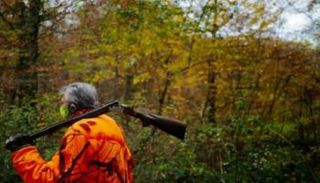 شخص يحمل بندقية صيد - أرشيفية