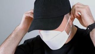 رجل يرتدي كمامة للوقاية من فيروس كورونا