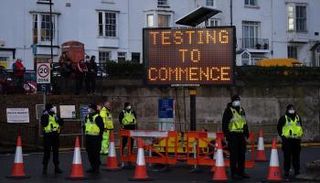 لافتة "بدء الاختبار" عند مدخل ميناء دوفر في إنجلترا – أ ف ب