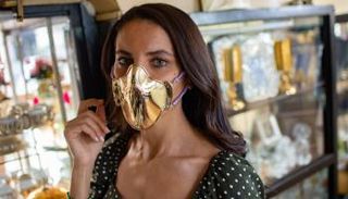 تركية ترتدي كمامة من الذهب