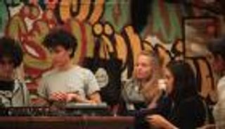 بالصور.. تونسيات في الملاهي الليلية والحانات لاحتراف الـ"دي جي"