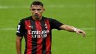 إسماعيل بن ناصر يتناسى وضعيته في ميلان برسالة "أنستقرام"