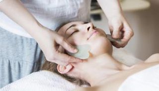 حجر الروز كوارتز يمنح البشرة مظهرا مشدودا 