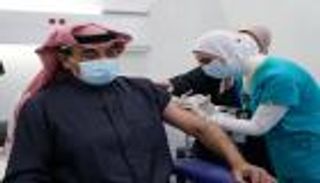 رئيس الوزراء الكويتي يدشن بنفسه حملة تطعيم كورونا