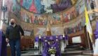 شجرة وزينة بلا مصلين.. كورونا يحاصر احتفالات عيد الميلاد بغزة