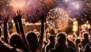 شباب في احتفالية غنائية