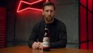 بالفيديو.. شركة مشروبات تكافئ ضحايا ميسي بهدايا خاصة