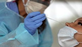 سيدة تخضع لاختبار فيروس كورونا 
