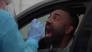 رجل يجري فحصا لفيروس كورونا (أرشيفية)