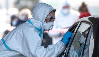 فحص كورونا من السيارة (أرشيفية)