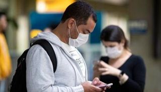 رجل يرتدي كمامة للوقاية من كورونا في المغرب