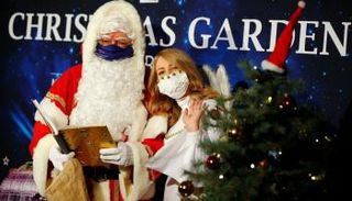 بابا نويل وزوجته يرتديان الكمامة