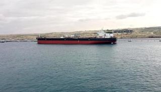 ناقلة نفط بميناء الحريقة النفطي - أرشيفية