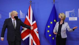 رئيسة المفوضية الأوروبية ورئيس الوزراء البريطاني – أ ف ب