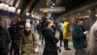 علماء يحذرون من سرعة انتشار سلالة كورونا الجديدة