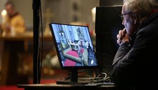 العالم يحتفل عن بعد بعيد الميلاد في ظل 