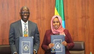 جانب من توقيع الاتفاق