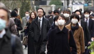 مارة يرتدون كمامات للوقاية من فيروس كورونا في اليابان