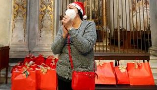 امرأة تشارك في احتفالات أعياد الميلاد