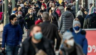مارة يرتدون كمامات للوقاية من كورونا في ألمانيا