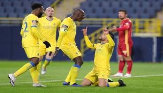 فرحة بيتروس مع لاعبي النصر 