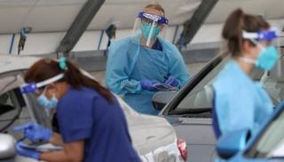 موظفون طبيون يجرون اختبارات كورونا بشاطئ بوندي في سيدني